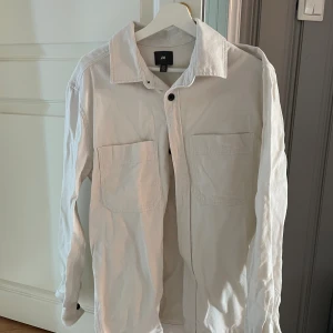 HM skjorta small beige - Bra skick, ej använd, small