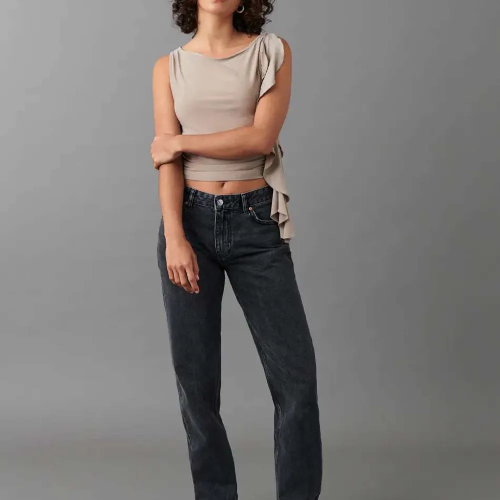 Snygga mid waist jeans från Gina Tricot, nästan oanvända💕Skriv för fler bilder, Nypris 500. Jeans & Byxor.