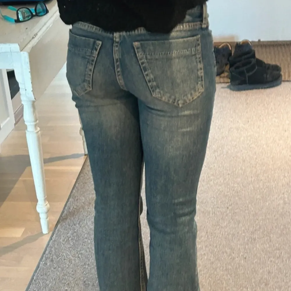 Säljer mina jätte snygga och populära lågmidjade jeans ifrån H&M!! Jag har endast använt dem fåtal gånger och därför är dem i jätte bra skick💕. Jeans & Byxor.