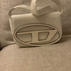 Vit väska  - Oanvänd ny, fint skick 