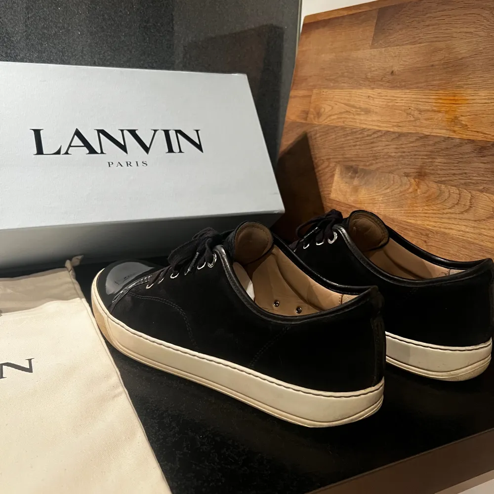Lanvin skor, väldigt bra skick! Använt dem i 1 månad ungefär, Allt og ingår! box, dustbag, tag + extra snören. nypris: 4500kr! 🌟FAST PRIS 2699kr!. Skor.