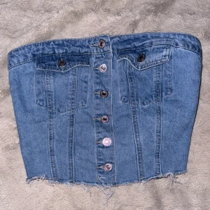 Tubtop - Super fin Tube top, jeans material. Den har lite stretch i ryggen,vilket jag personligen inte va så bekväm med. Lite B kvalite på knapparna då den är från SHEIN men absolut inga problem med deras funktion.