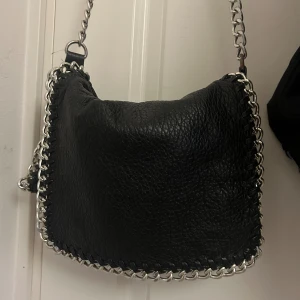 Tiamo väska - Helt ok skick, lite trasig på baksidan som man kan se men annars fint skick!!