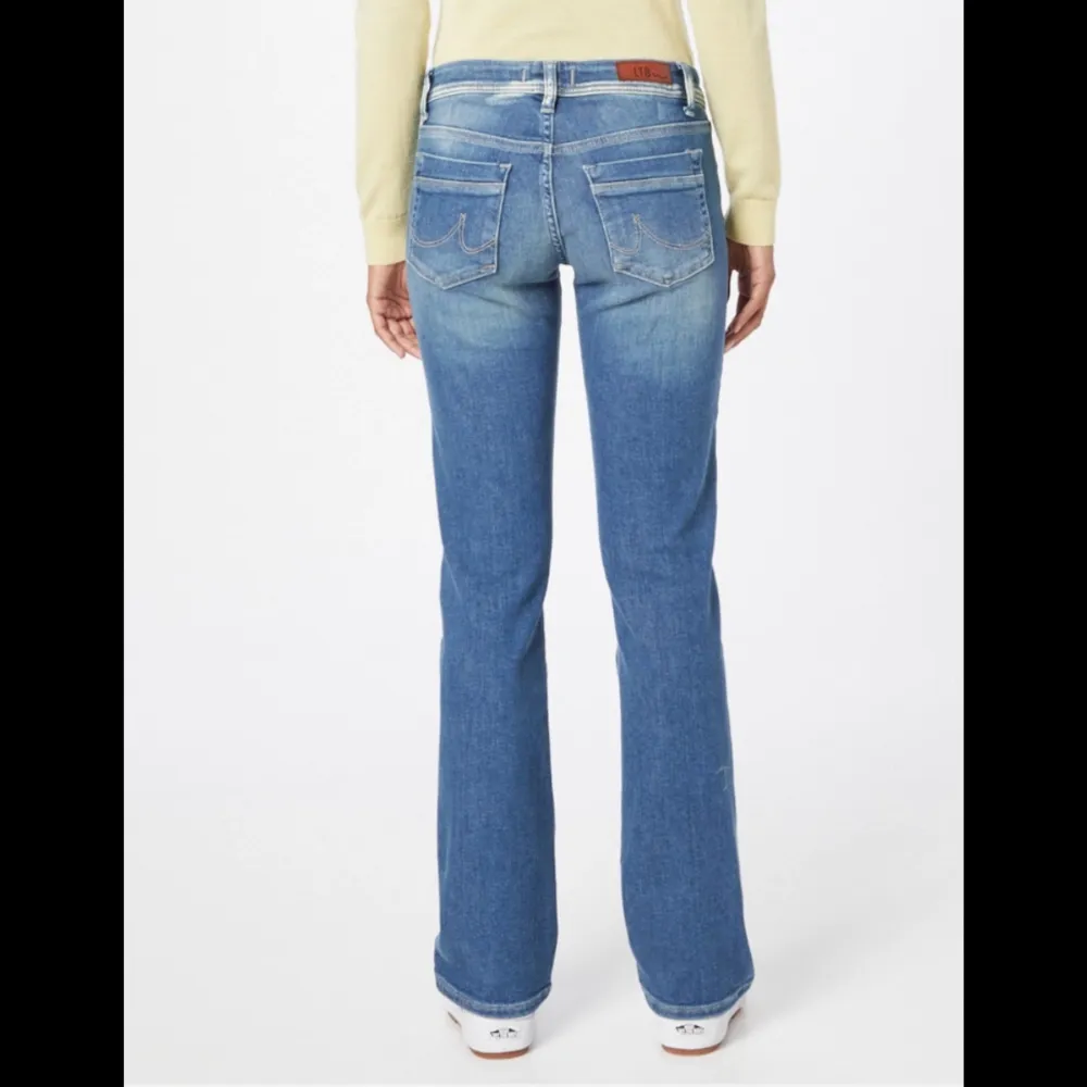 Superfina blåa ltb jeans i modellen valerie!💗 köpta för 915 & säljer för 600! . Jeans & Byxor.