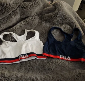 Fila sportbh  - Fint skick 2 st fila sportbh som är använda 2 ggr den ena är vit och den andra är mörkblå. Strl S på båda. Katt finns I hemmet. Nypris för båda är 398