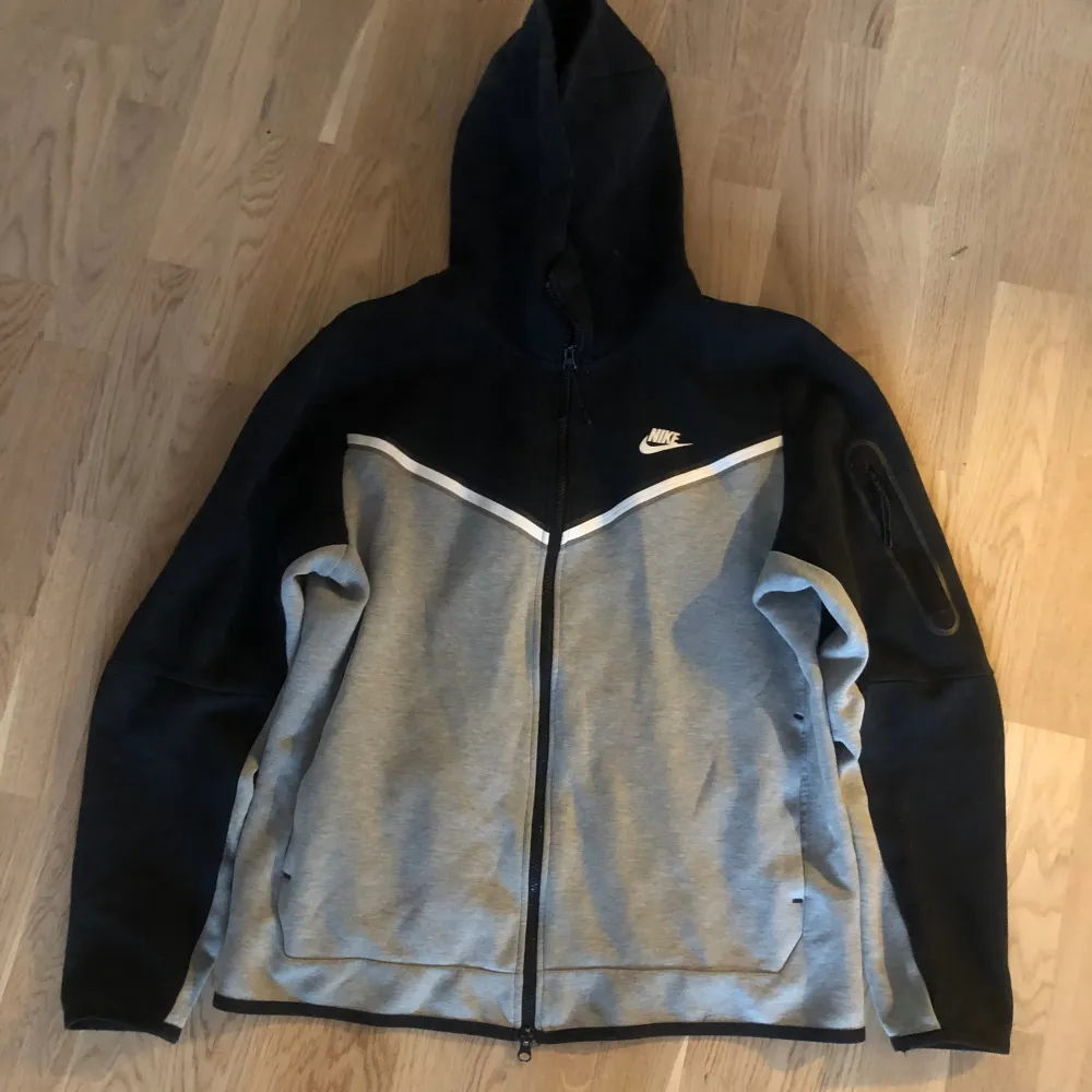 En fräsch grå/svart Nike tech tröja med  zip. 9/10 skick inget synligt fel!!🤝 storlek M med nypris på 700 men säljs här för bara 250+frakt om inte mötas upp!!!👊🏻. Hoodies.