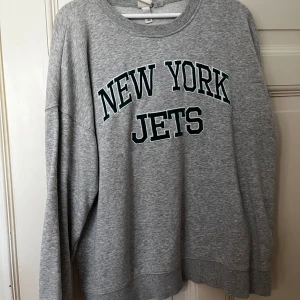 Snygg sweatshirt  - Använd några gånger. Den är lite oversized i storleken. 