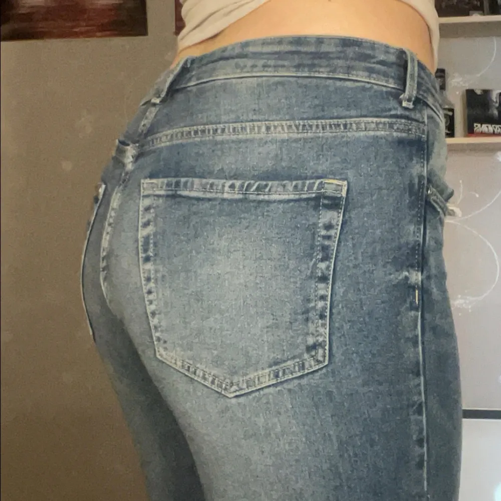 säljer jeans från h&m som inte kommer till användning längre, jättefina. hör av vid frågor eller funderingar🤍. Jeans & Byxor.