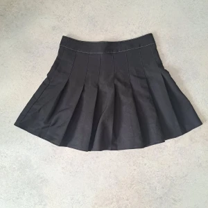 Svart a-linje kjol - Köpt secondhand, men säljer då den inte kommit till användning. 