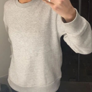 Grå långärmad tröja - En grå långärmad tröja den Zara, endast använd en gång. Kom privat för fler bilder. 