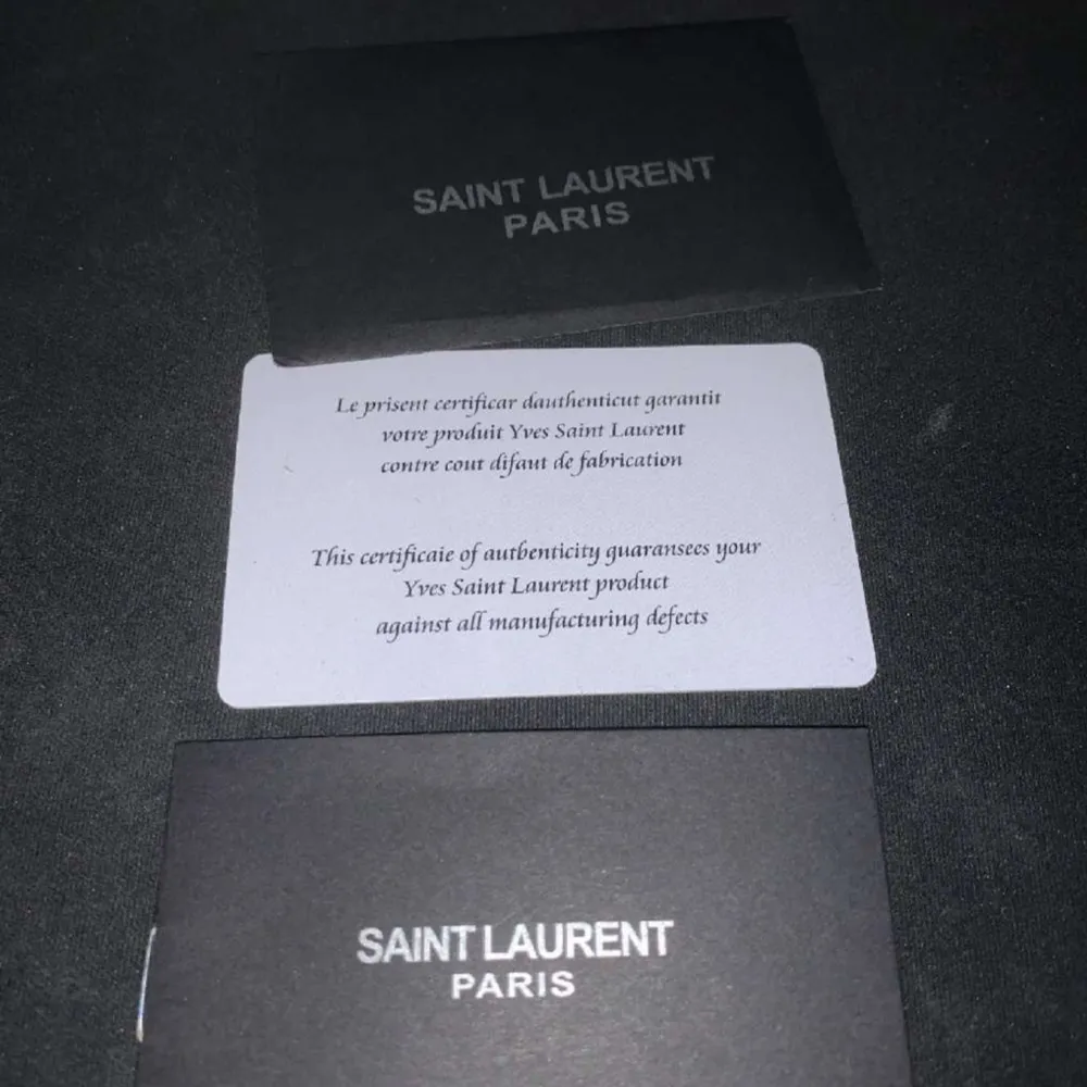 Säljer nu mina helt nya Saint Laurent skor med inga defekter. Priset kan vidare diskuteras vid snabb affär. (ÄKTEHETSBEVIS PÅ SISTA BILDEN). Skor.