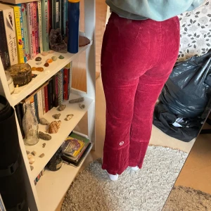 Manchesterbyxor - Manchesterbyxor i färgen röd. Funkar bra på 162cm. Milano brand. Bra skick. Dragkedja längst ner i benen. Storlek står ej men passar xs/s