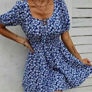 Sommarklänning  - Supersöt somrig klänning från Shein i storlek S. Denna är helt oanvänd då jag har två likadana! 💙(första bilden är lånad). Säljer för 100kr