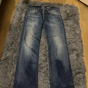 Blåa jeans - 7 for all mankind jeans Bra skick och fin färg. Små slitningar nere vid benen och därav priset!  Passar både man och kvinna och har supersnygg slitning vid slutet på jeansen. Tveka inte på att skicka ett meddelande vid frågor eller mått! 