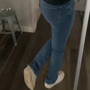 Riktigt snygga Levis jeans som inte kommer till användning längre, jeansen är bootcut och använda 1 gång vad jag kommer ihåg. Levis storlekar är ganska stora så jag på bilden är 164 men jeansen är i strl 24. Som nya i skick.