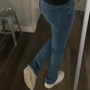 Levis jeans - Riktigt snygga Levis jeans som inte kommer till användning längre, jeansen är bootcut och använda 1 gång vad jag kommer ihåg. Levis storlekar är ganska stora så jag på bilden är 164 men jeansen är i strl 24. Som nya i skick.