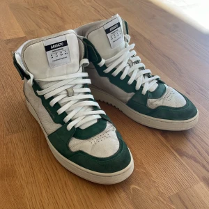 Axel Arigatos Dice High EU 44 - Säljer nu mina gröna Axel Arigatos, perfekta fram mot hösten/vintern. Nypris 2300 kr.