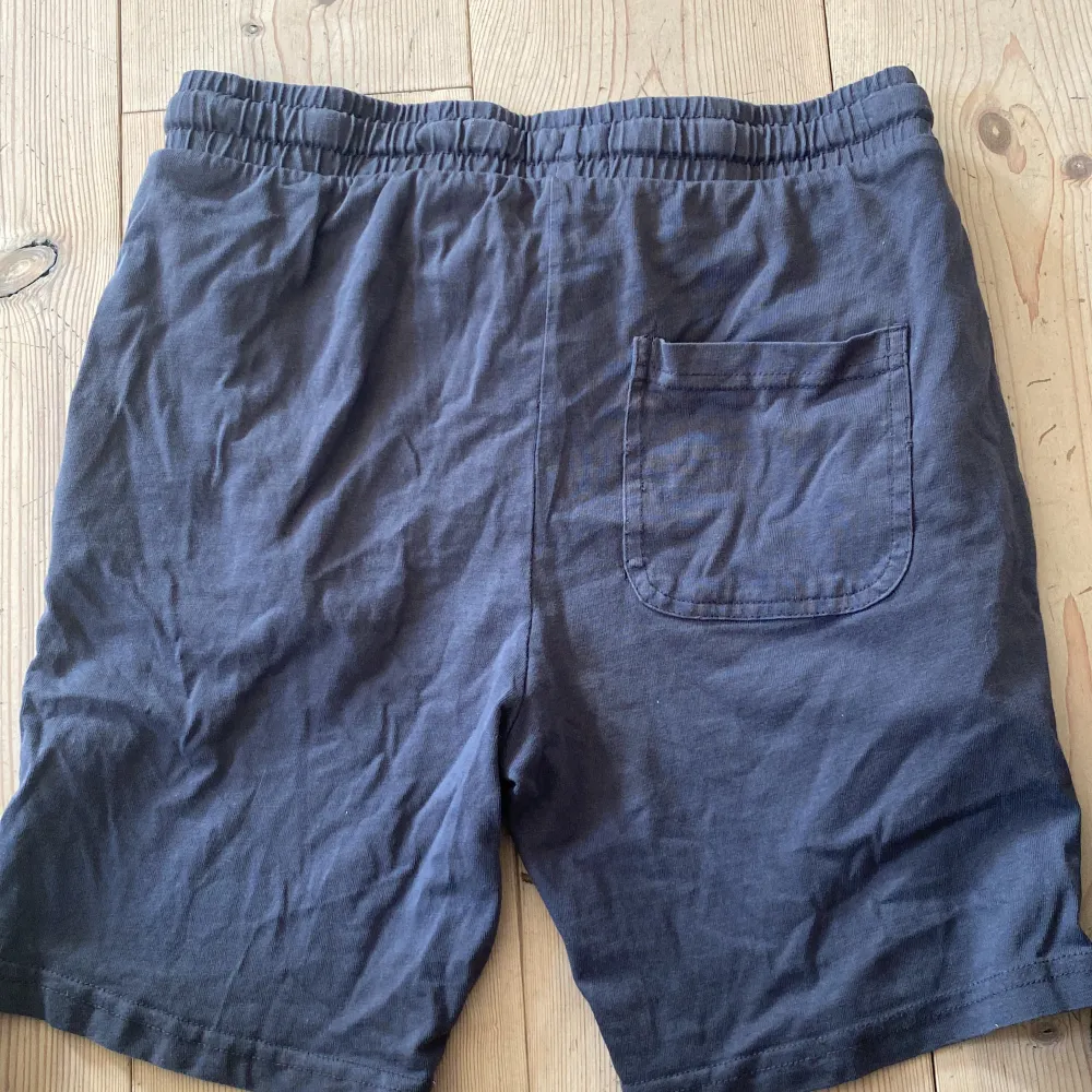 Min lillebror säljer även ett par mjukis shorts från lyle & scott som han vill sälja. Använda en sommar. Dom säljs för att han har vuxit ur dom. Nypris är ca 350kr. Shorts.