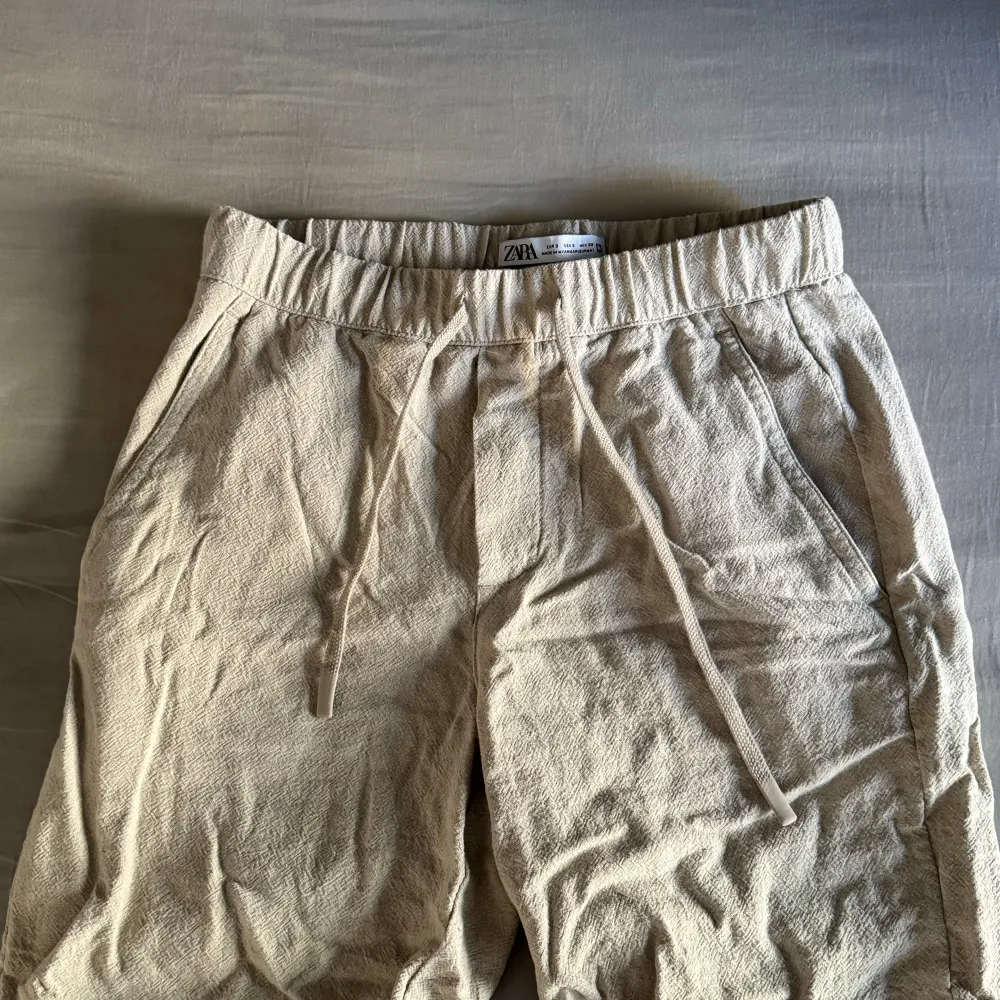 Säljer nu dessa zara linne shorts trendiga, endast använda fåtal gånger, skick- nyskick , nypris 499- mitt pris 249 . Shorts.