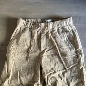 Zara shorts - Säljer nu dessa zara linne shorts trendiga, endast använda fåtal gånger, skick- nyskick , nypris 499- mitt pris 249 