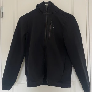 Sail racing huvtröja  - En sail racing huvtröja storlek 160, använd men inga defekter. Nypris 1500kr men säljer för 400kr 🥰