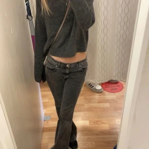 ”Low boot perfect jeans” Gina tricot - Jättesnygga lågmidjade utsvängda jeans från Gina Tricot som jag använt kanske 20 gånger men knappt har täcken på användning💕grå/svarta storlek 38 men jag brukar ha 36 o dom passar mig med☺️nypris 499 - säljer för 375