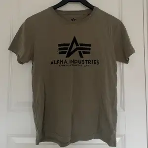 En Alpha Industries t-shirt använd fåtal gånger men inga defekter. Storlek 14 years. Nypris 299kr men säljer för 70kr🥰