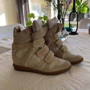 Isabel marant skor - Säljer dessa isabel marant skor! Dom är i bra skick förutom inuti där det har blivit lite defekter när man stoppar ner foten! Men inget som syns på utsidan! Skorna är beiga. Dom är äkta! 