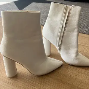 Vita skor storlek 37 som nya 