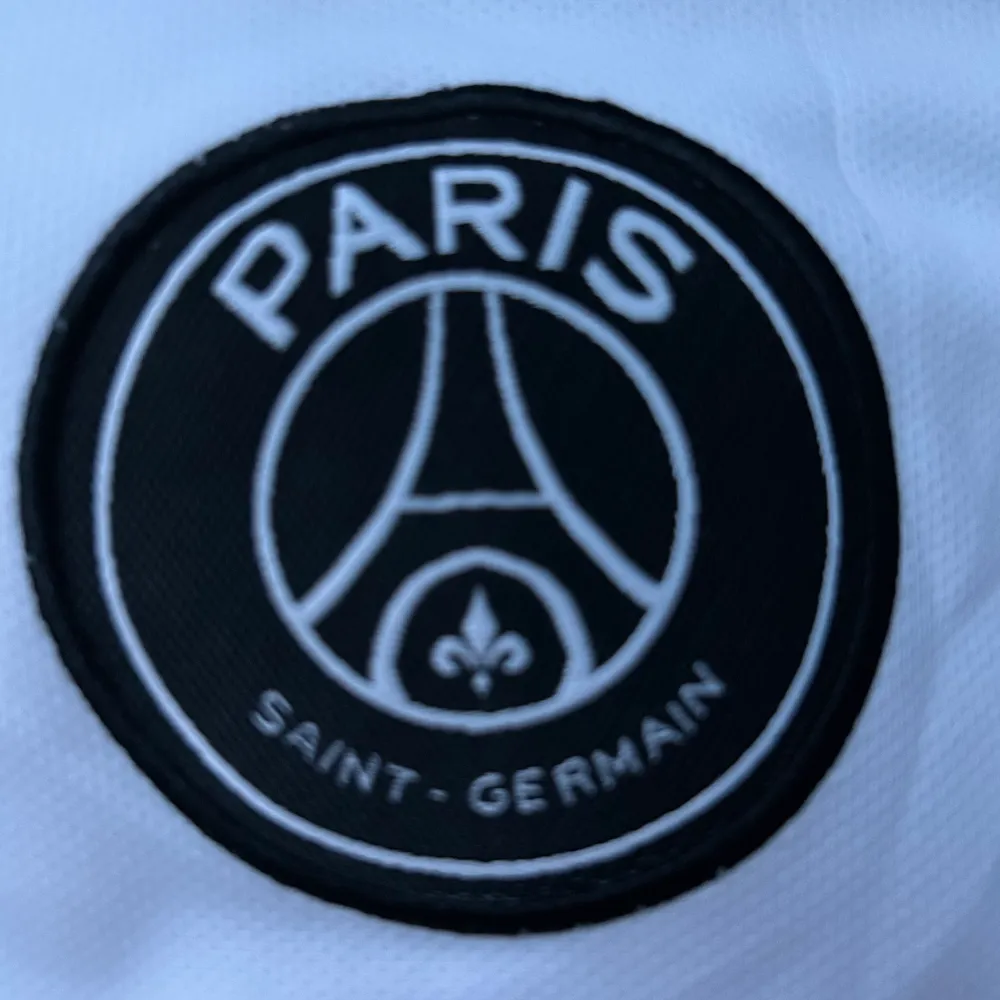 Vit Paris Saint Germain x Balmain fotbollströja från säsongen 22/23. Storlek M. Tröjan är 10/10 skick då jag bara har provat den. Skriv vid funderingar.. T-shirts.