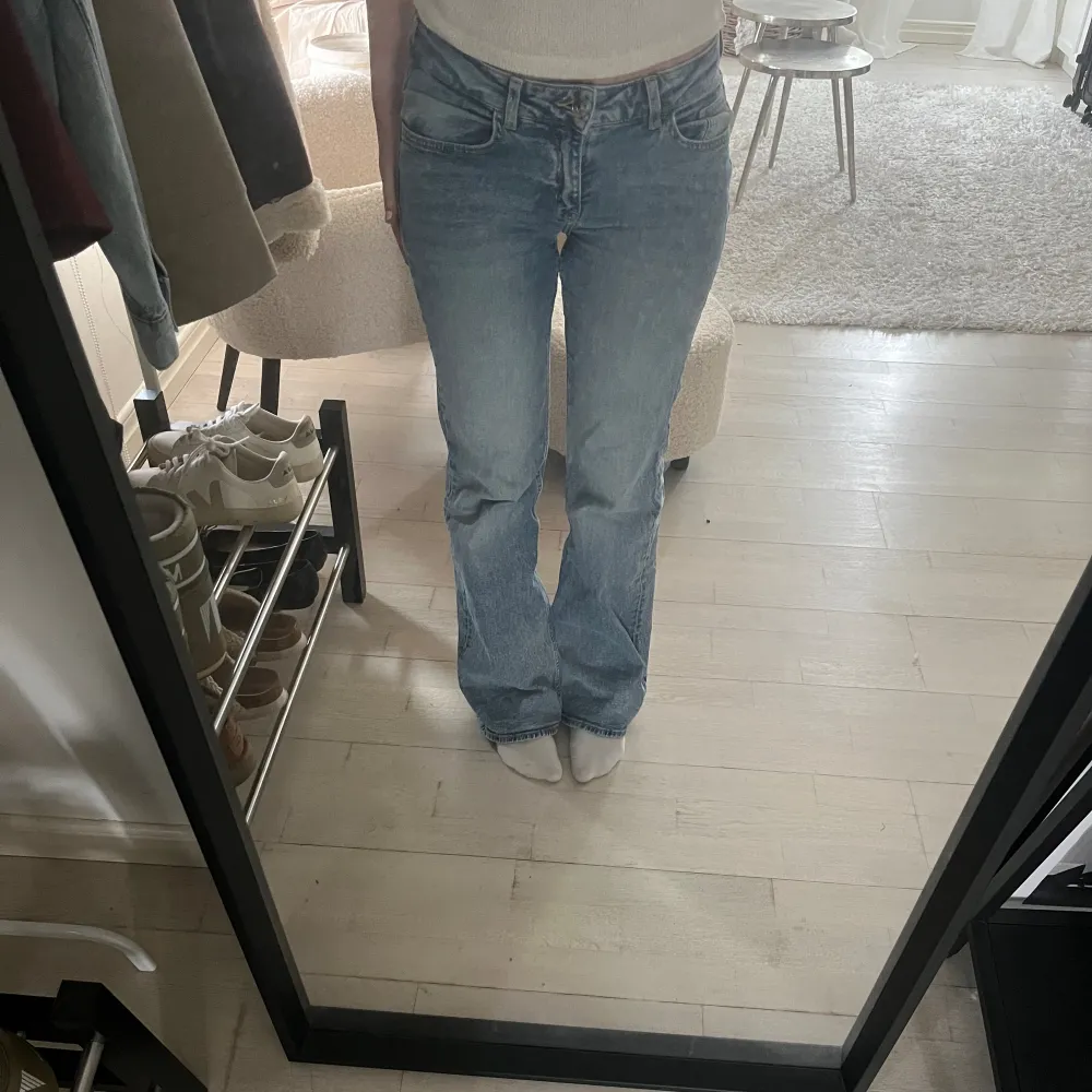 Säljer mina jeans i storlek 36💛 är i bra skick!. Jeans & Byxor.