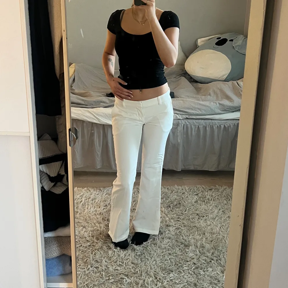 Säljer dessa knappt använda low waist kostymbyxor från bikbok med en slits där nere, storlek 38 men passar mig som vanligtvis bär 36, jag är 168 cm! Nypris 500🤍🤍💕. Jeans & Byxor.