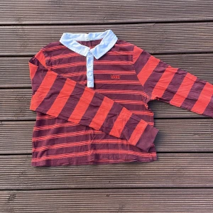 Croppad Vans long-sleeve  - Fin tröja från vans i dam storlek medium, men skulle säga att den passar XS-M beroende på hur man vill att den ska passa. Lite nopprig och skrynklig i bilden men annars bra skick! 