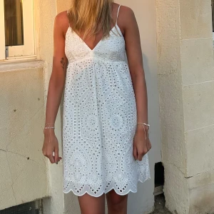 Klänning  - Jättefin klänning från hm som är använd endast 1 gång! Den är lite stor på mig