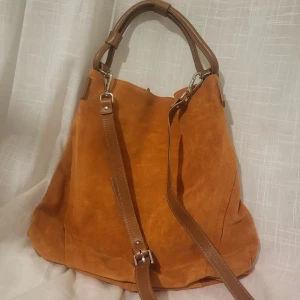 Nicoli skin väska i bra skick  - Ganska stor, får plats med A4, skoldator mm. 