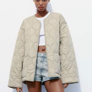 Helt oanvänd jacka från Zara i storlek M, oversized passform! Slutsåld på hemsidan, nypris 399kr🩷