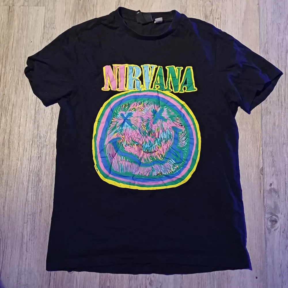 Nirvana tröja köppt på hm  Knappt andvänd Nypris: ca 100kr. T-shirts.