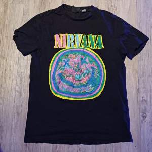 Nirvana tröja köppt på hm  Knappt andvänd Nypris: ca 100kr