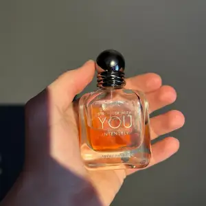 2 ml sample av den populära parfymen Stronger With You Intensly🍦 Köp en billig sample av parfymen innan du köper den så du får se om du gillar hur den luktar och beter sig på din hud🙂‍↔️