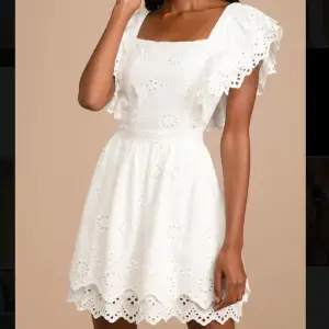 Jätte fin vit klänning som jag är perfekt till studenten men också till sommaren! Helt ny med prislappen kvar❤️ Köpt för 1500 inklusive tull☺️ Pris kan diskuteras vid intresse!