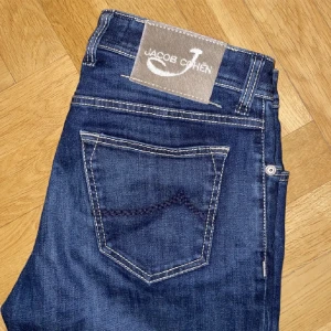 Jacob Cohen jeans - Ett par trendiga och snygga Jacob Cohen jeans i färgen marinblå. Dessa är storlek 32/32. Nypris för dessa är runt 3000-4000. Mitt pris 1099