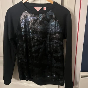  kamouflage tröja - Jätte fin tröja i kamouflage mönster som biktats av paljetter, jag har använt den tröjan för mycket och därför väljer att sälja den❤️storlek S