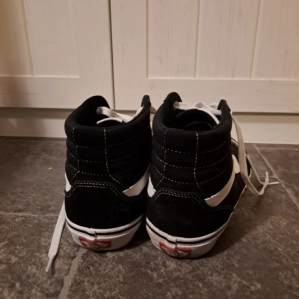 Vans Sk8-Hi i mycket fint skick. Använda ca två gånger. Storlek 41.. Skor.