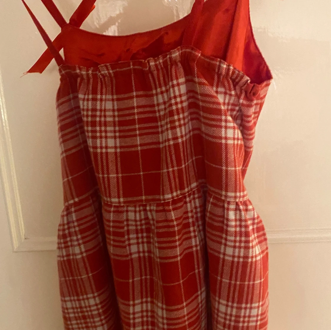 Röd klänning med detaljer  - 90