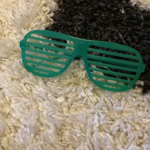 Party set! 🎉 - Jag säljer ett par gröna ”glasögon”. Ibland kan de lysa i mörkret om man liksom laddar den med en lampa eller ljus, sen så säljer jag ett diadem med en liten hatt på, Perfekt till Disco! 🩷