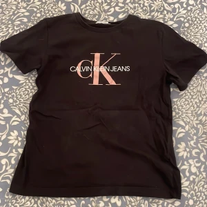 calvin klein top - nästan helt ny ck top, bra passform, aldrig använd, äkta ck, stl 152/xxs typ