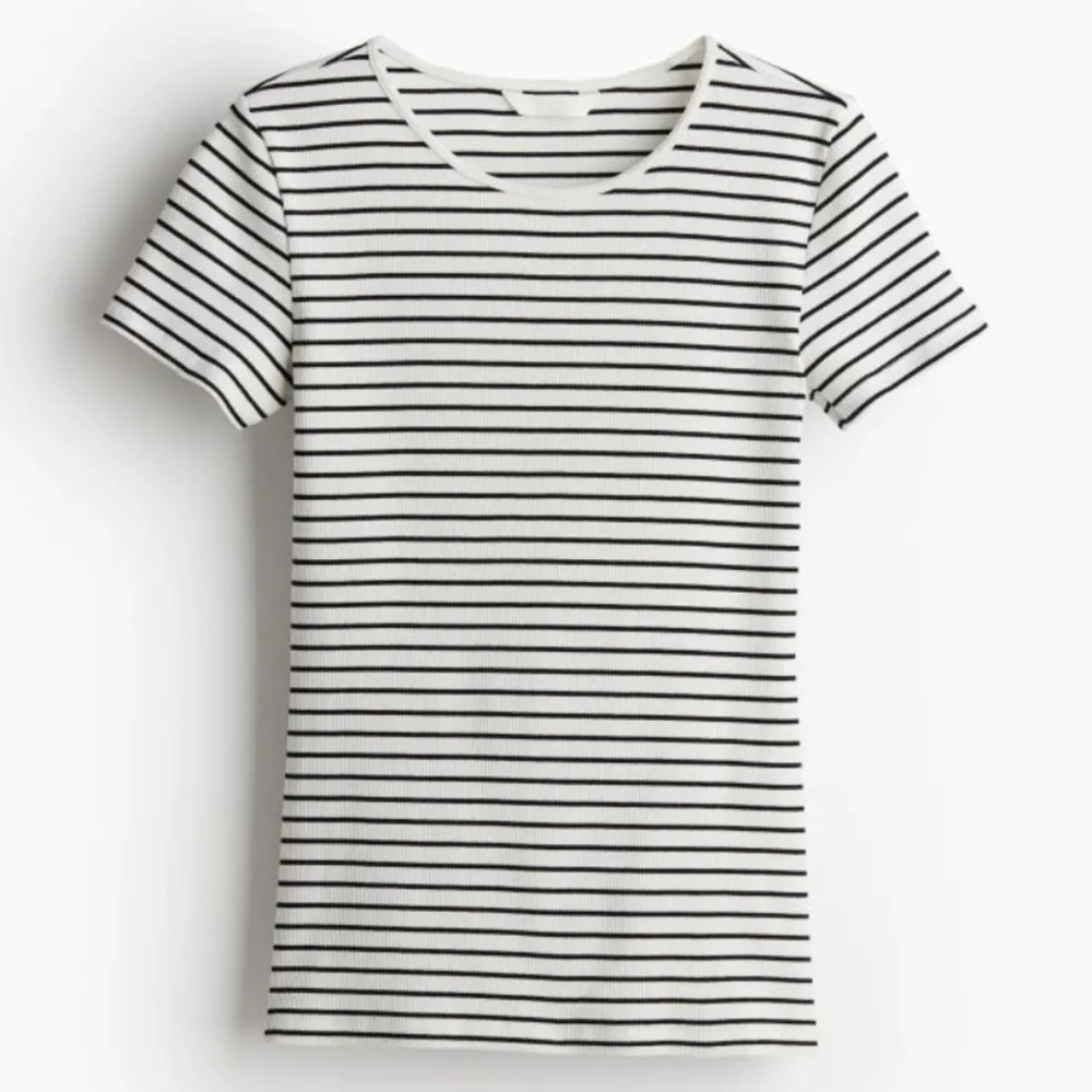 En svart och vit randig ribbad t-shirt från H&m. . T-shirts.