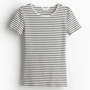 En svart och vit randig ribbad t-shirt från H&m. 