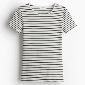 T-shirt  - En svart och vit randig ribbad t-shirt från H&m. 