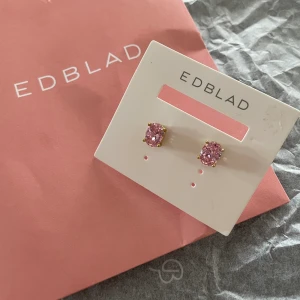 Edblad  örhängen  - Jätte fina örhängen från Edblad! Fick i present och de är helt nya med paketet o allt! 🩷 de är slutsålda och köptes för 350kr! Kan diskutera pris 🥰